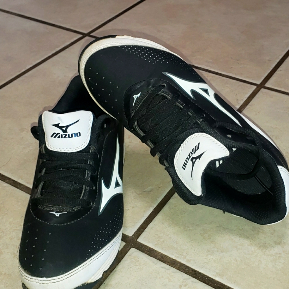 Boys Size 2 Baseball Cleats